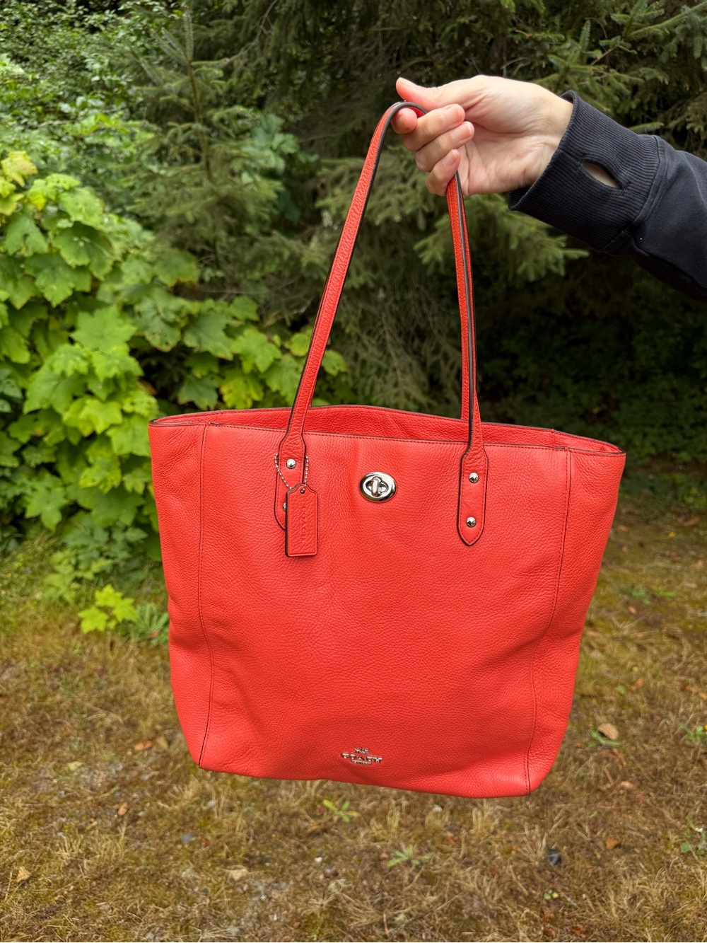 Coach orange pebbled leather tote/shoulder bag F12184 turn lock one pocket